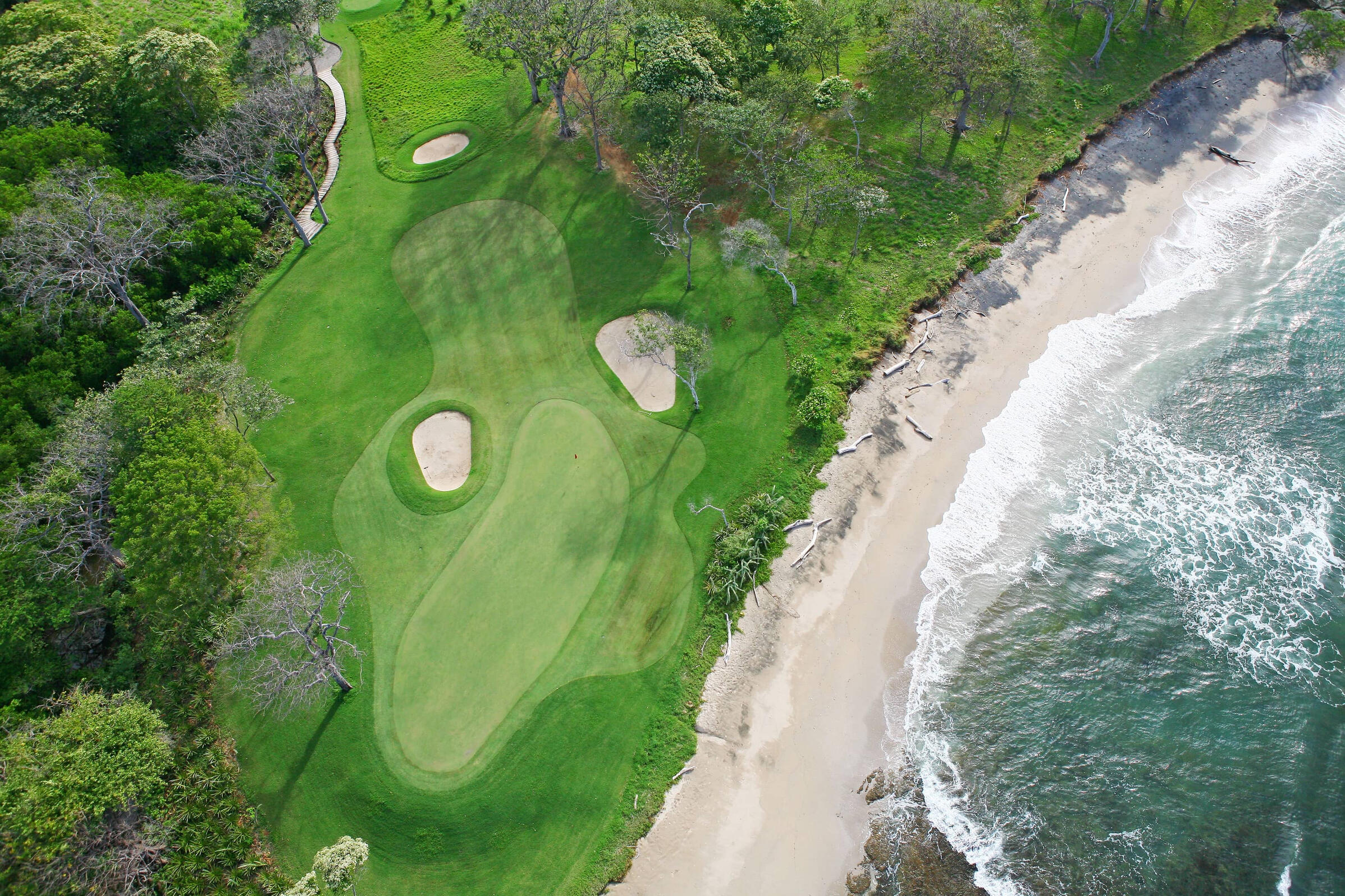 Tamarindo Beach & Hacienda Pinilla Golf A popular beach town with great restaurants, sunsets, and walkable beaches, plus access to Hacienda Pinilla’s championship golf course. 📍 Guanacaste — 1 hour from Liberia International Airport